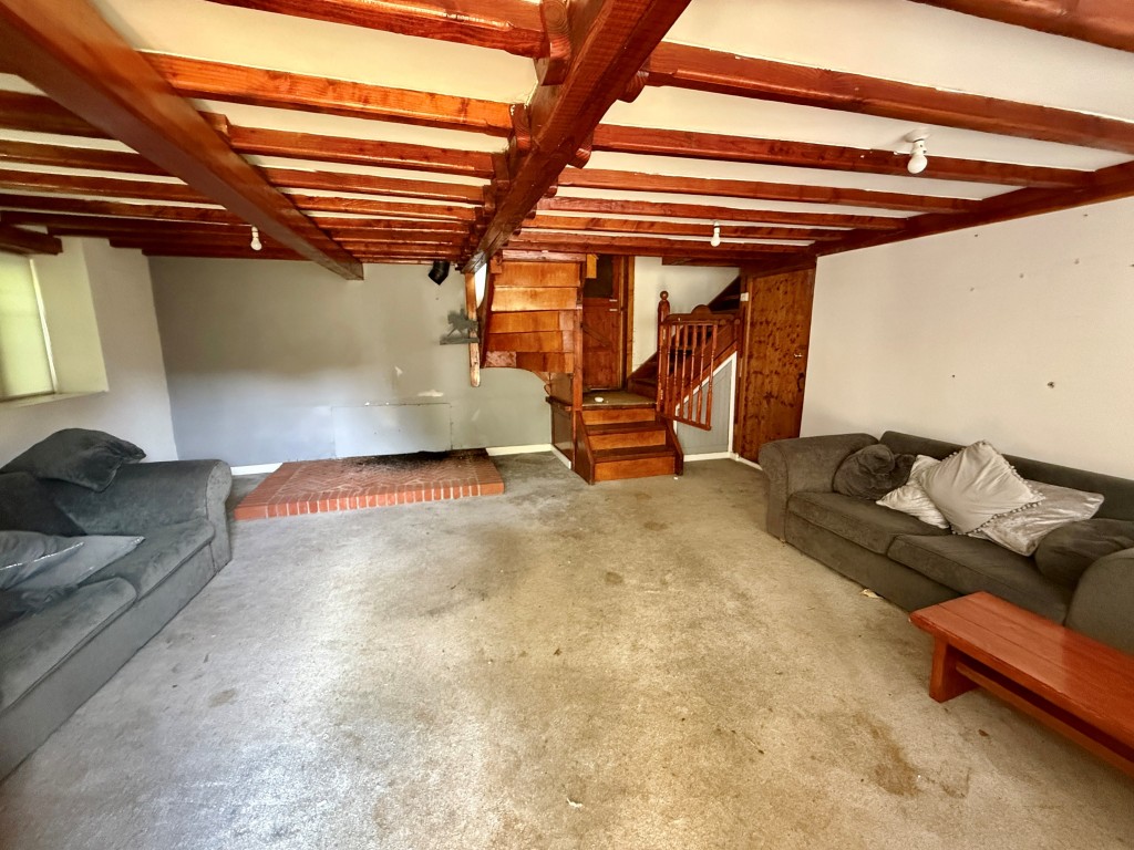 Lot: 80 - EQUESTRIAN FACILITY - INDOOR MANÈGE, STABLES, PADDOCKS AND ACCOMMODATION - Flat five - Living room